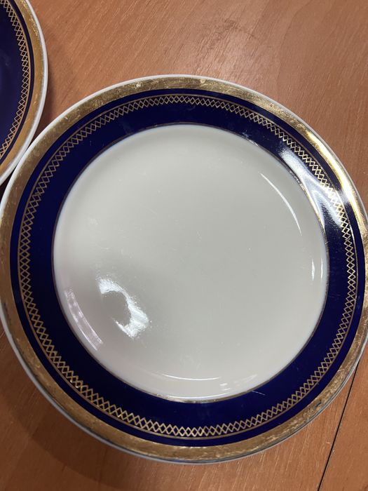 Продаются тарелки и кофейный сервиз.