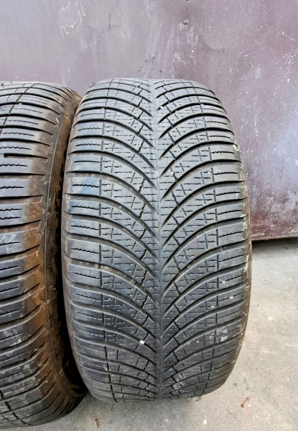 Opony całoroczne R17 235/55/17 Goodyear vector 4seanson