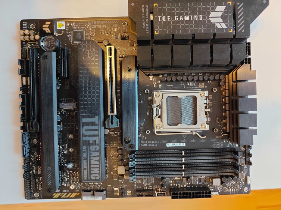 ASUS TUF GAMING X670E-PLUS WIFI (kilka pinów do naprostowania)