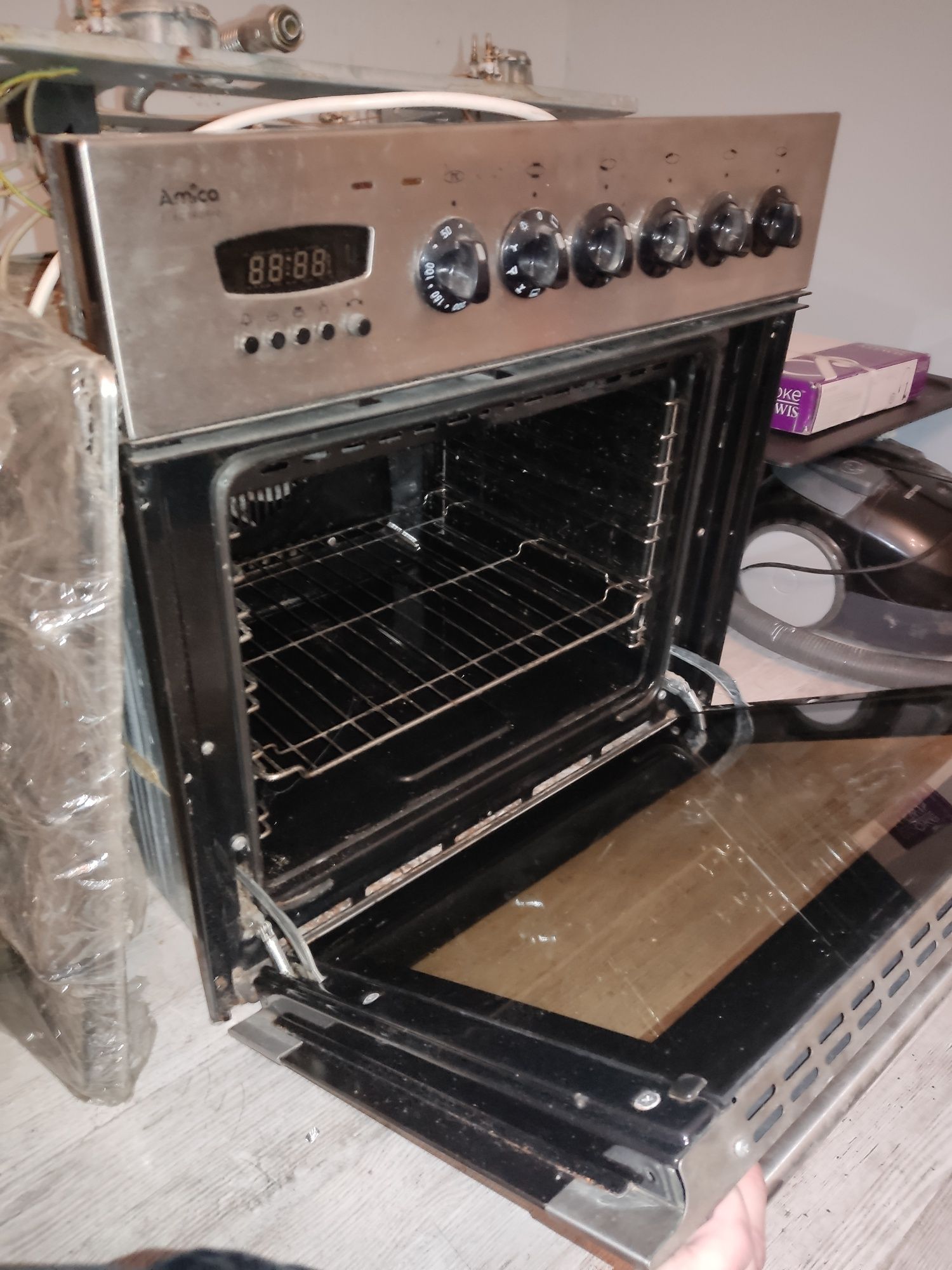 Kuchenka z piekarnikiem Amica srebrna model GH0100