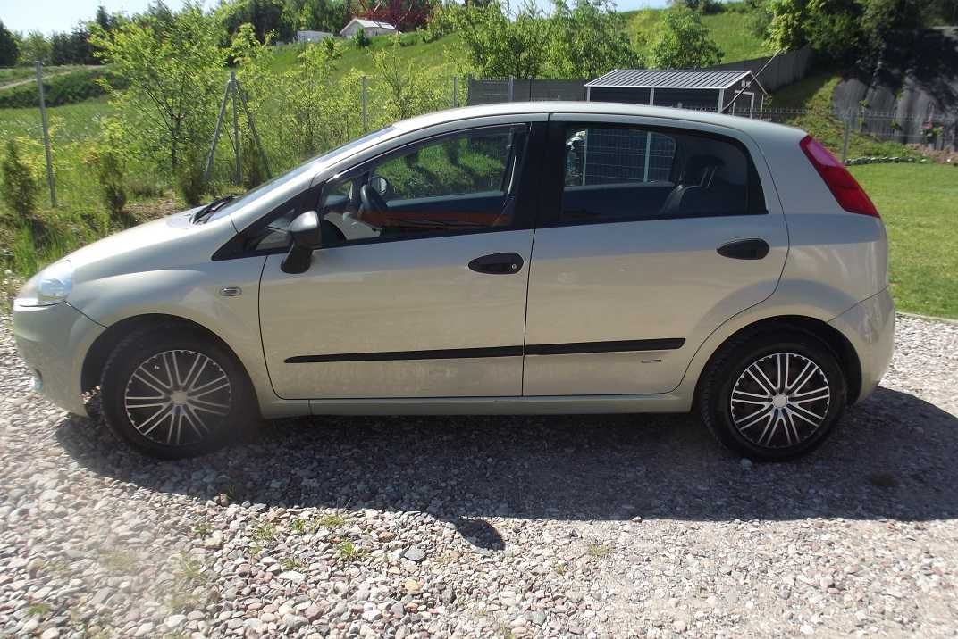 Fiat Grande Punto 1,4 benzyna, pięć drzwi, hak, 140 tys km.