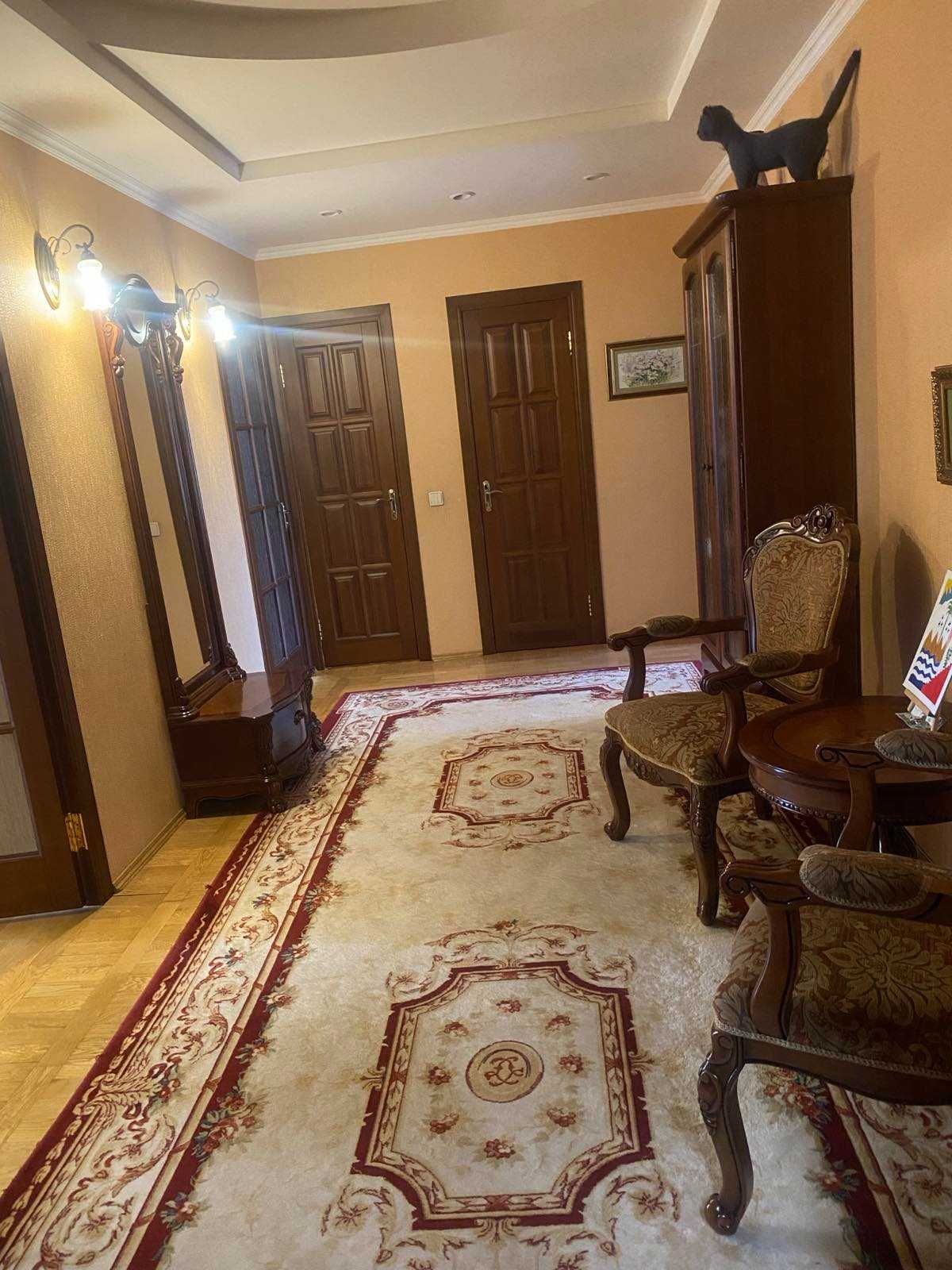 Продам простору 3-кімнатну квартиру в центрі Полтави