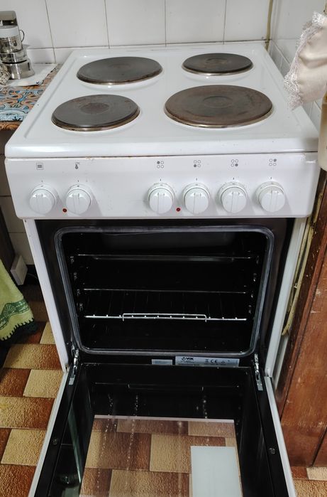 Fogão elétrico com quatro discos e forno