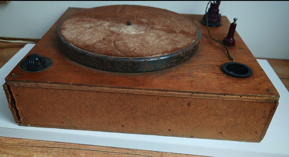 Stary sprawny gramofon
