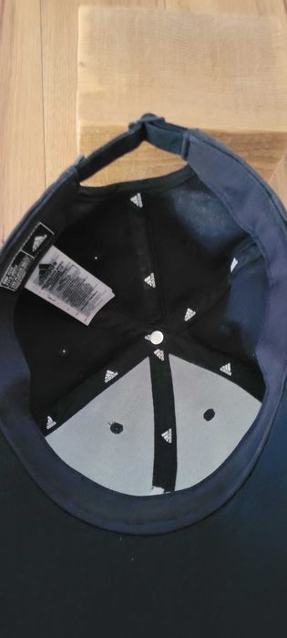 Granatowa  czapka z daszkiem regulowana adidas.