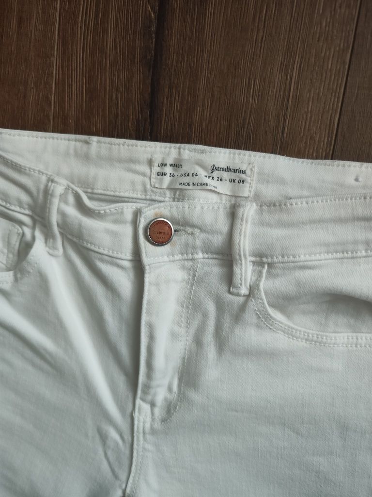 Jeansy dżinsy spodnie białe Stradivarius 36 low waist