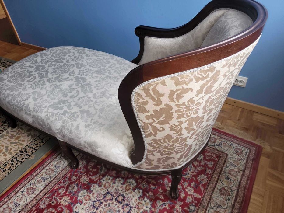 Elegancki szelząg w stylu retro z pięknego wytłaczanego materiału.