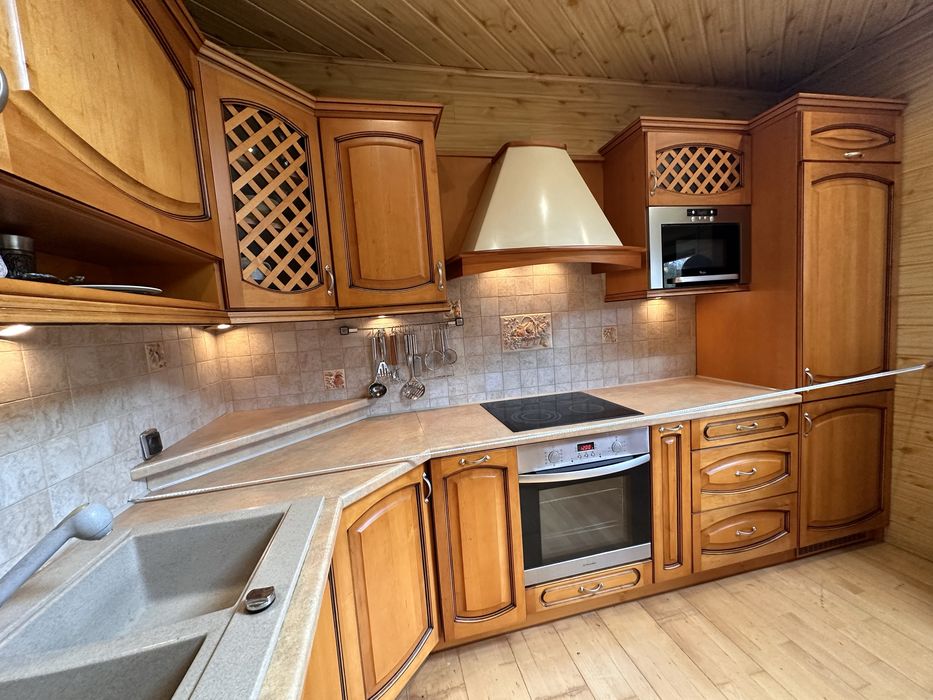 Kuchnia rustykalna z drewnianymi frontami