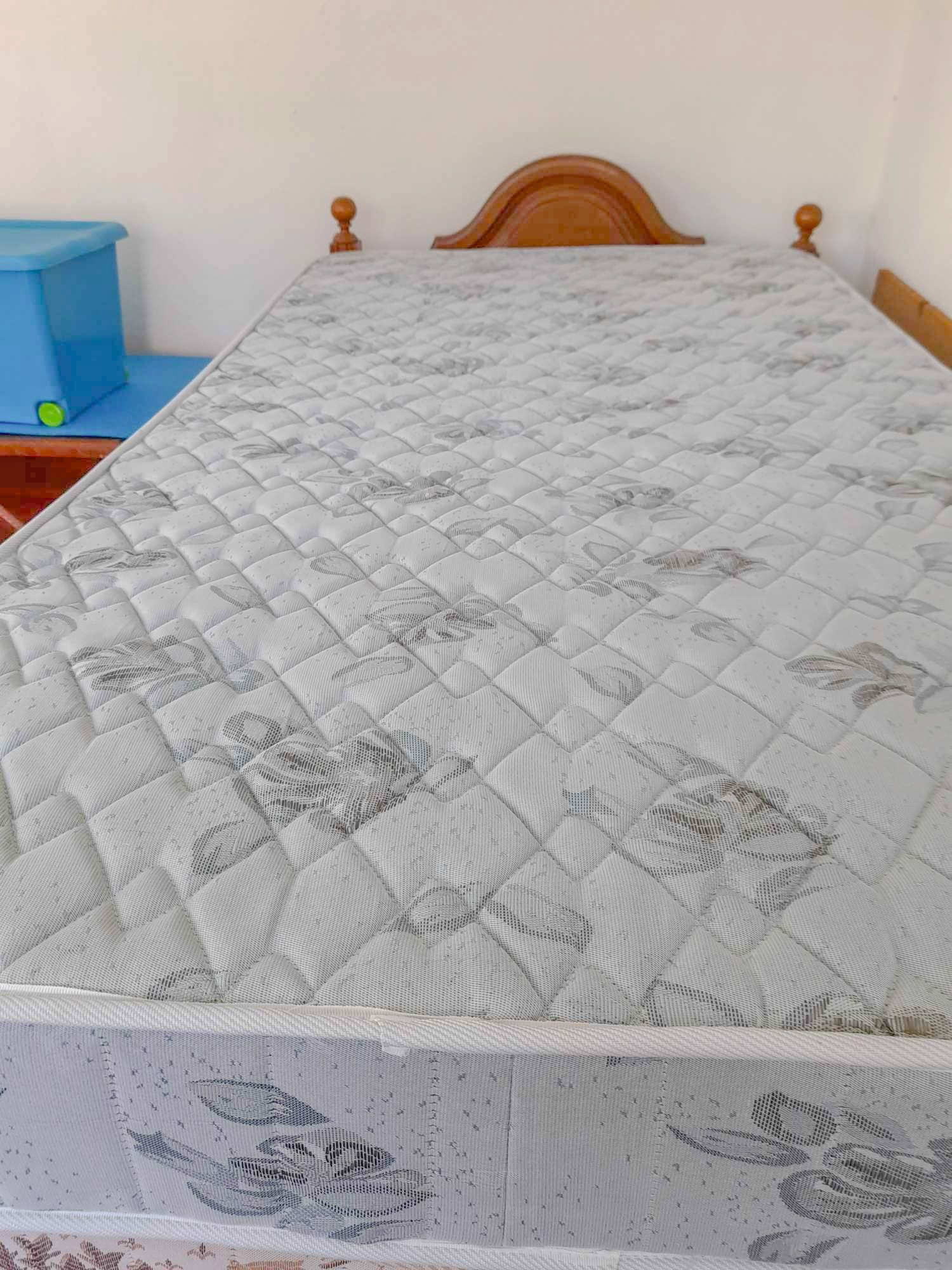 Cama de solteiro/ corpo e meio mogno