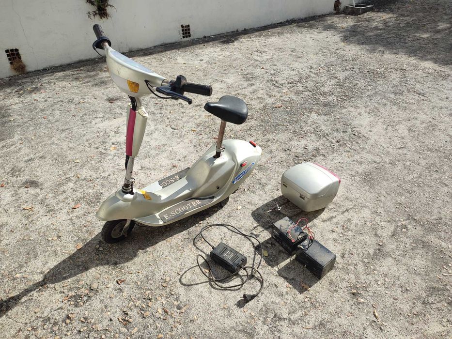 Trotinete elétrica antiga – para peças ou reparação (35€)