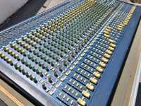 Mixer Behringer Eurodesk 3282 com Flightcase, 32/8 canais analógica