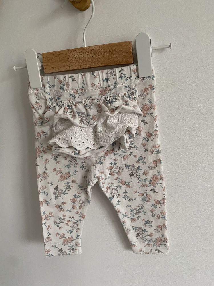 Legginsy newbie 56 drobne kwiatki falbanki