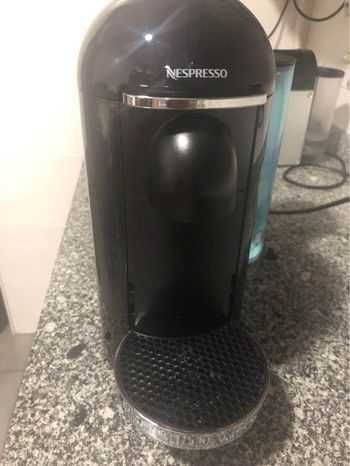 Maquina de cafe NESPRESSO VERTUO nova