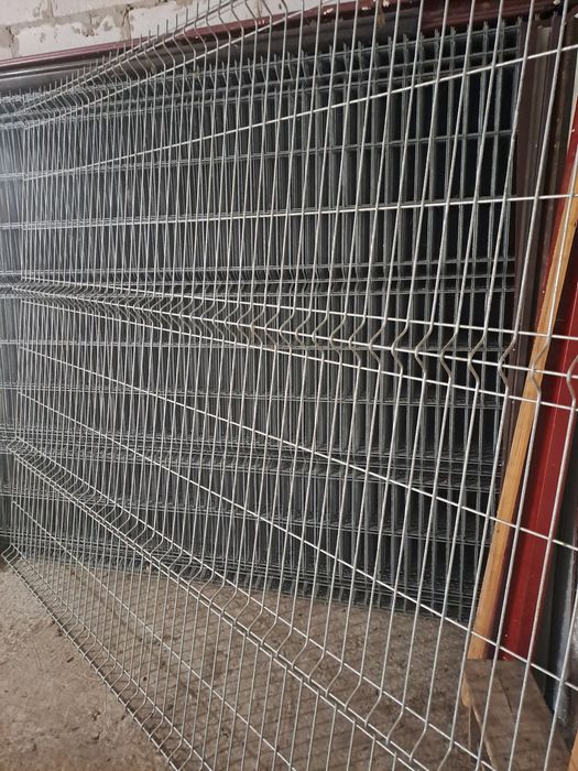 Продам металеву оцинкованусітку для огорожі.