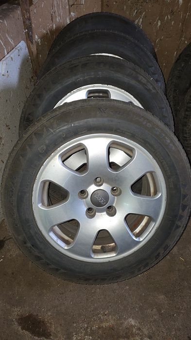 Felgi 15" z oponami zimowymi.