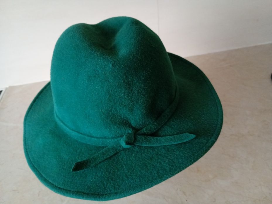 Kapelusz damski, rozmiar 57, wełna, kolor zielony.