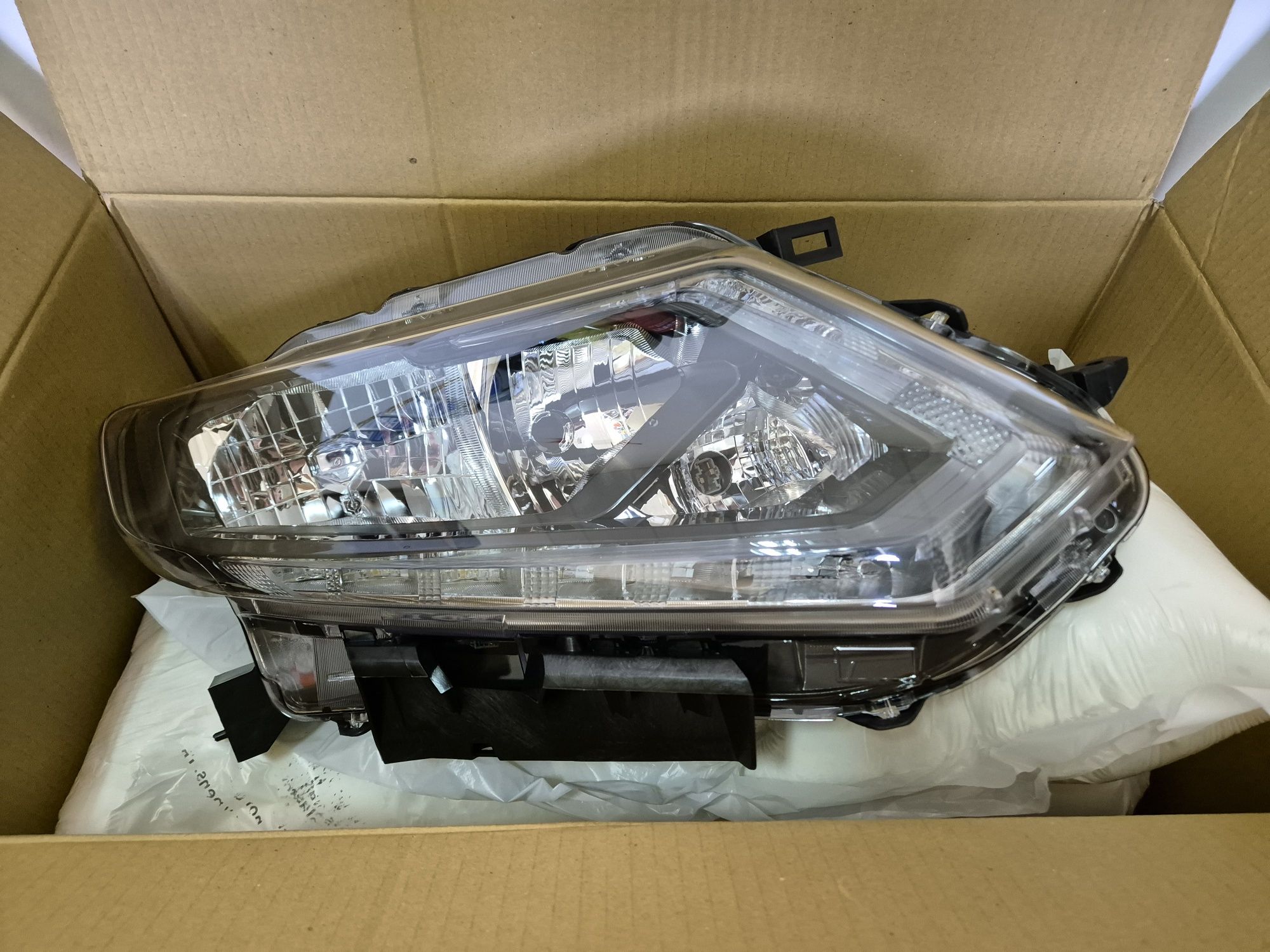 Фара правая Nissan Rogue X-Trail T32 2014-2017
