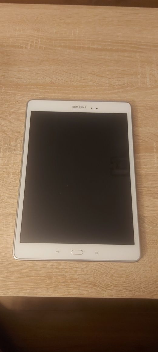 Samsung Galaxy Tab A SM T555 stan wizualny jak nówka. Bialy