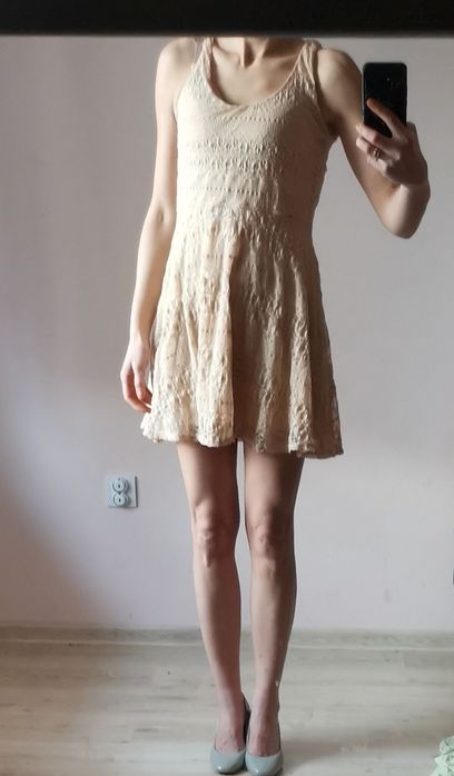 Krótka koronkowa sukienka tiulowa  na ramiaczkach rozkloszowana 40 L