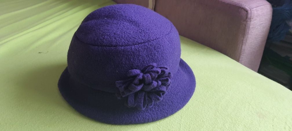 Wełniany kapelusik w kolorze szafir zimny fiolet rozmiar 56-58
