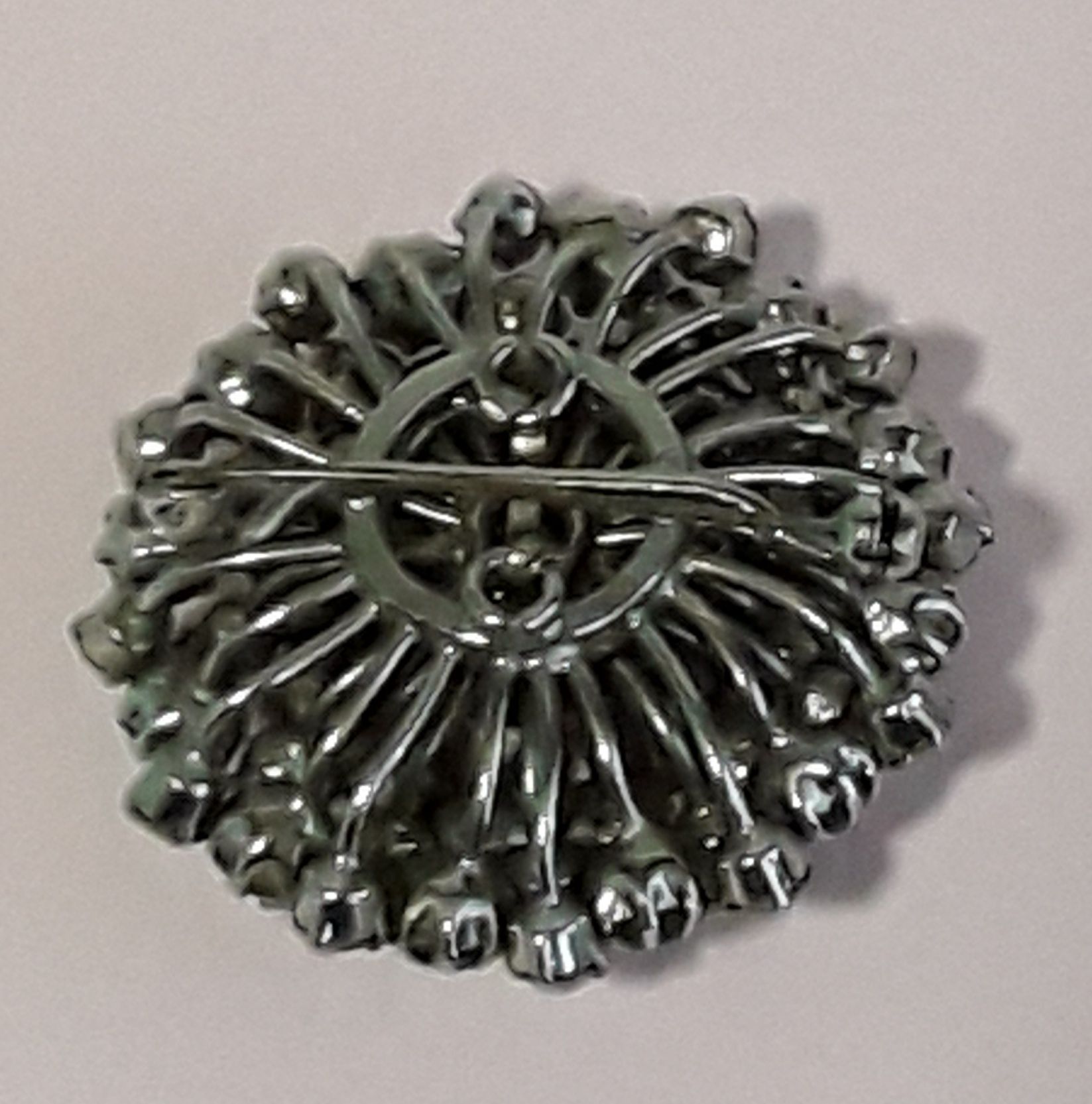 Alfinete / Pregadeira / Broche verde esmeralda e branco, antigo