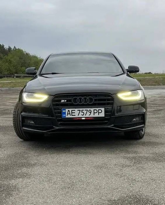 Машина Audi A4 Quattro