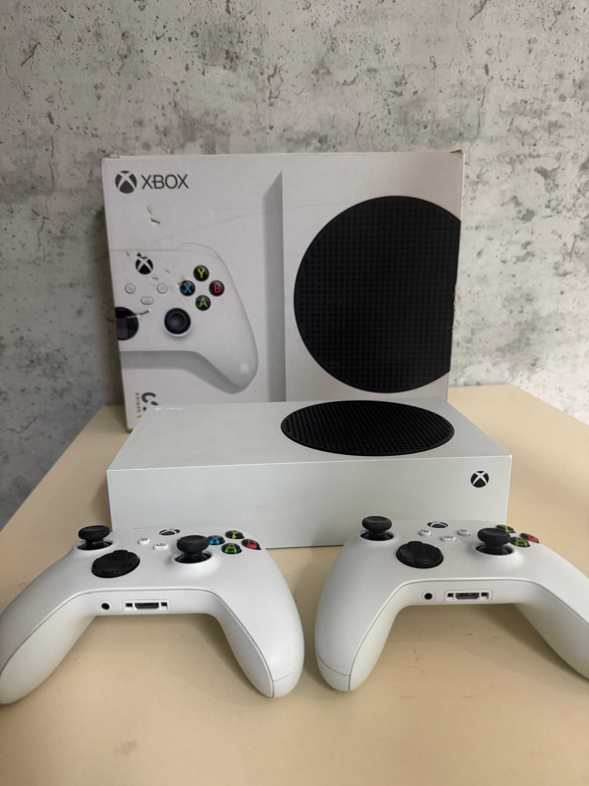 Xbox Series S 512GB SSD + dwa pady