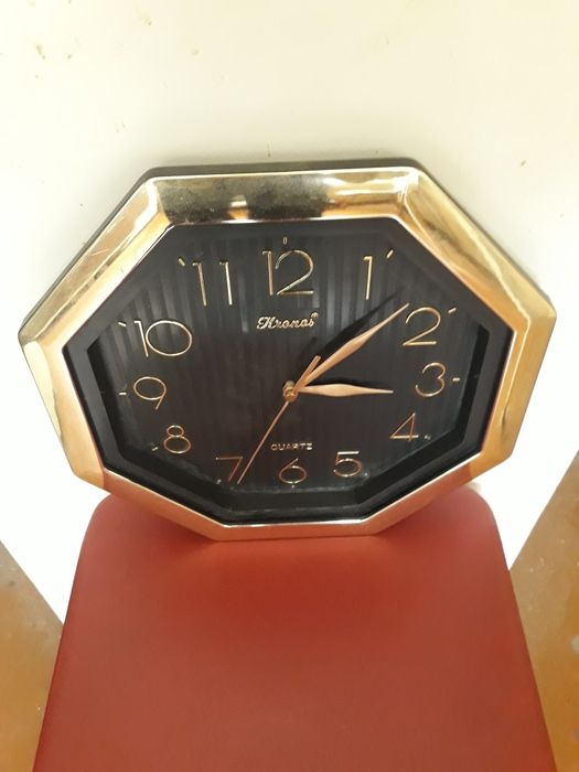 Часы кварцевые настенные