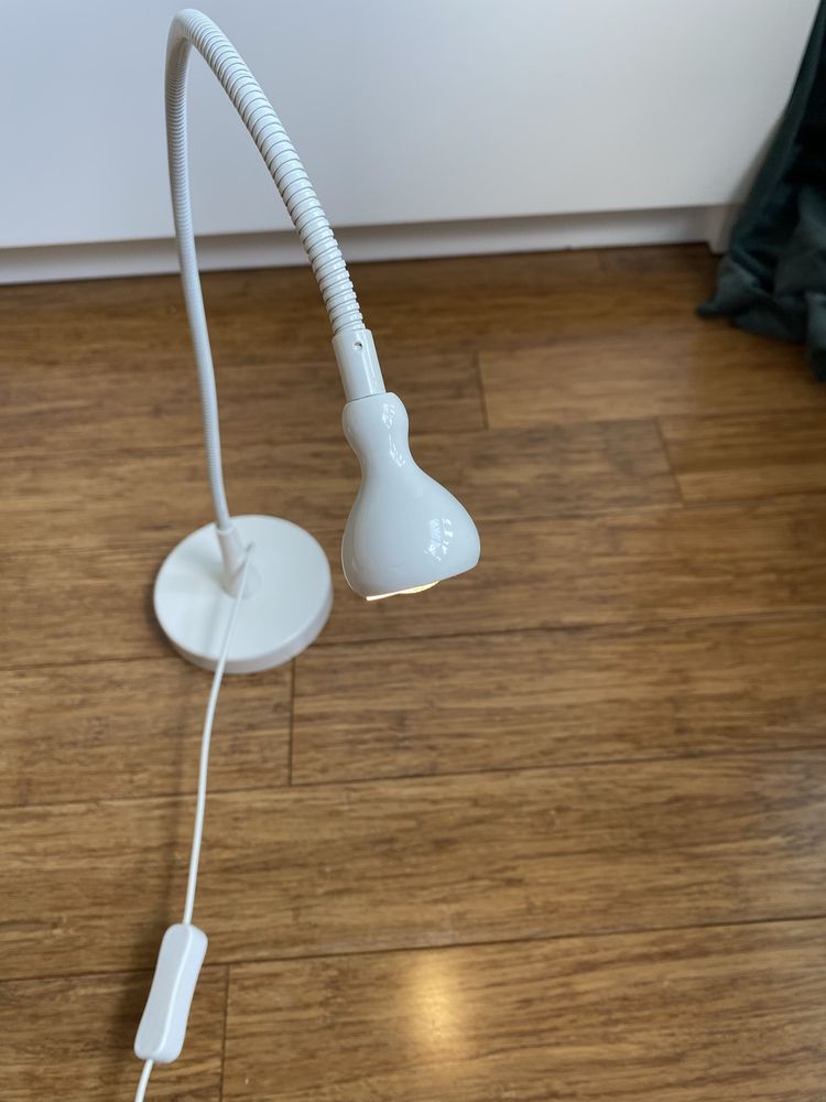 Biała lampka na biurko Ikea