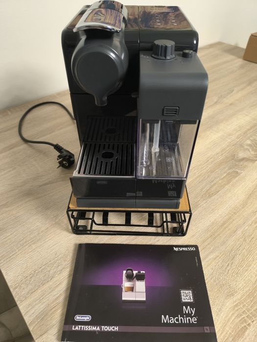 Máquina de Café DELONGHI Nespresso Lattissima Touch