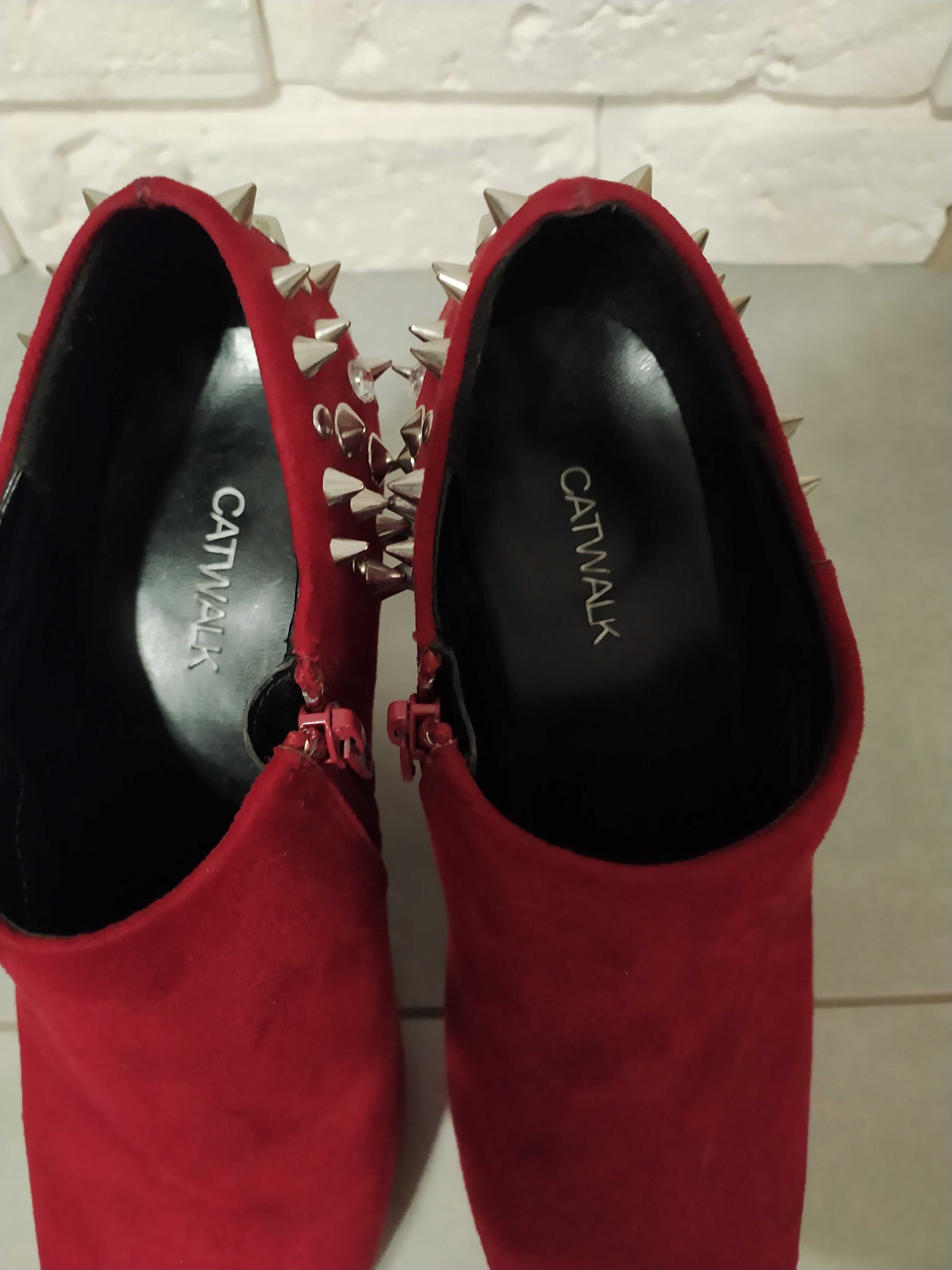Buty, czerwone szpilki, koturn, ćwieki