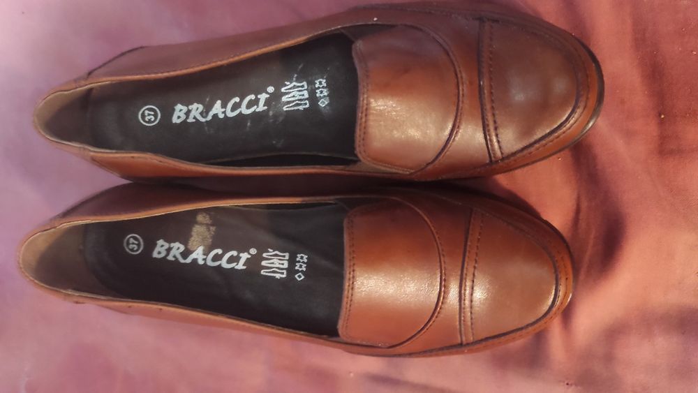 Sapatos de pele castanhos