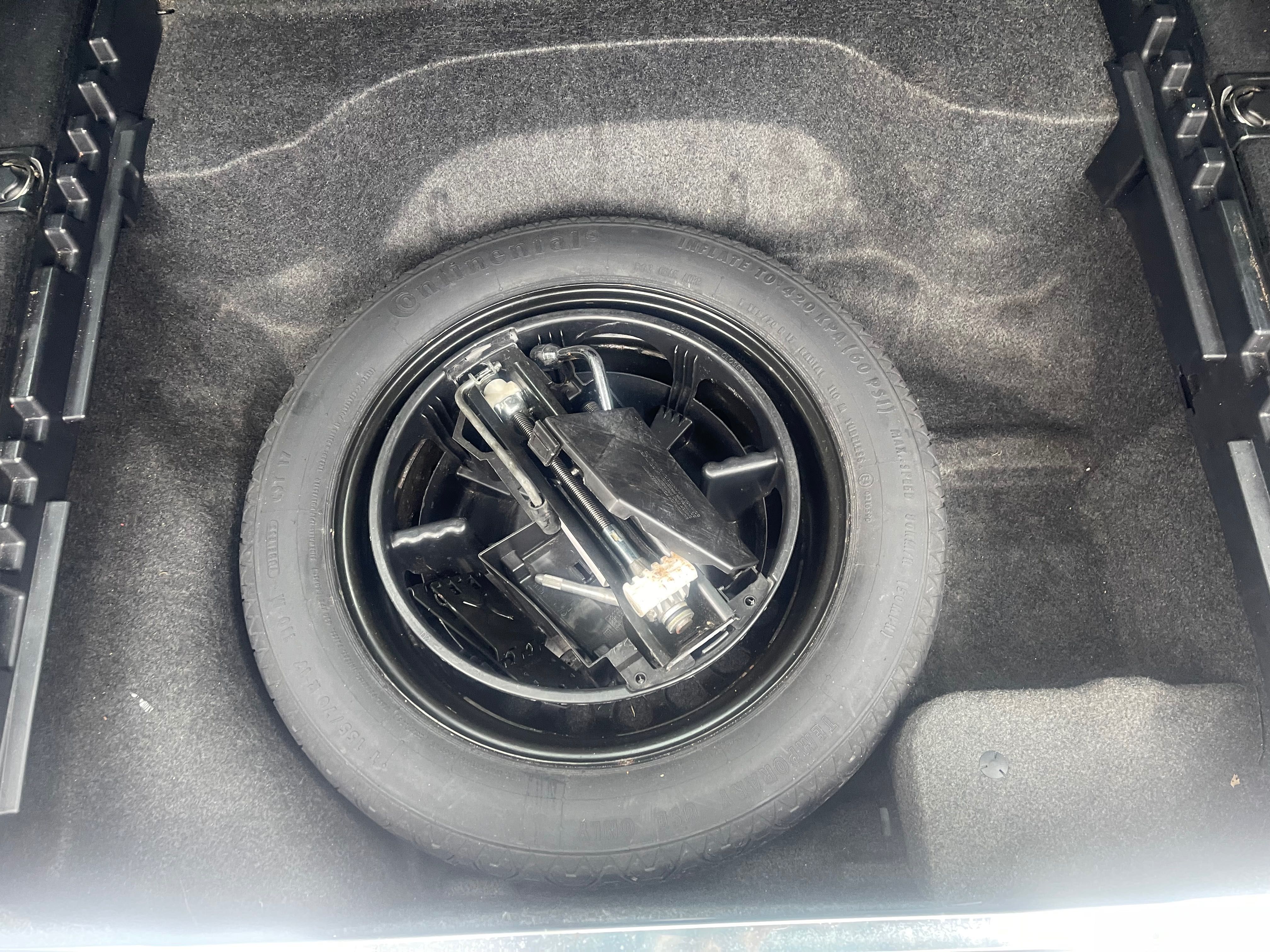 Легковий автомобіль Mercedes E200