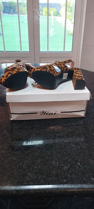 Sandálias novas tam. 36