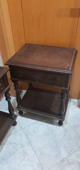 Duas mesas de cabeceira,em madeira maciça