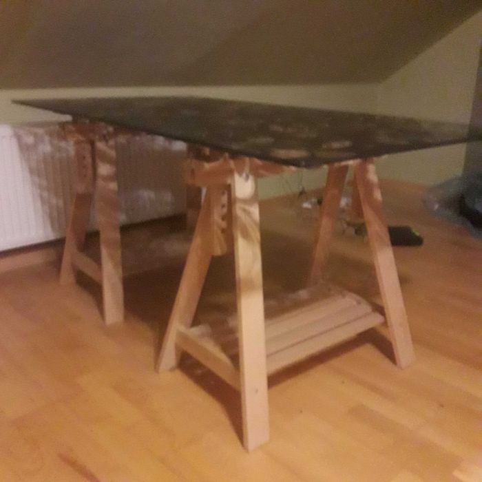 biurko ze szklanym blatem