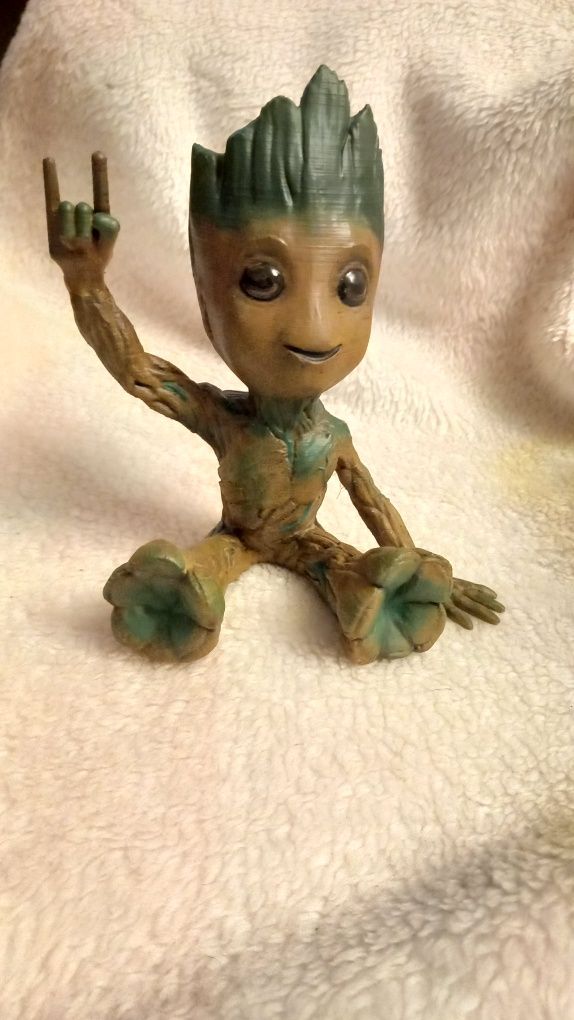 Groot sentado pintado à mão