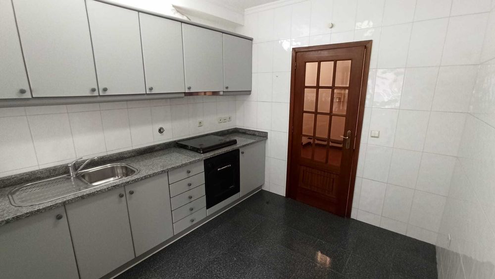 Alugo T1 com areas generosas e lugar de garagem no centro de Penafiel