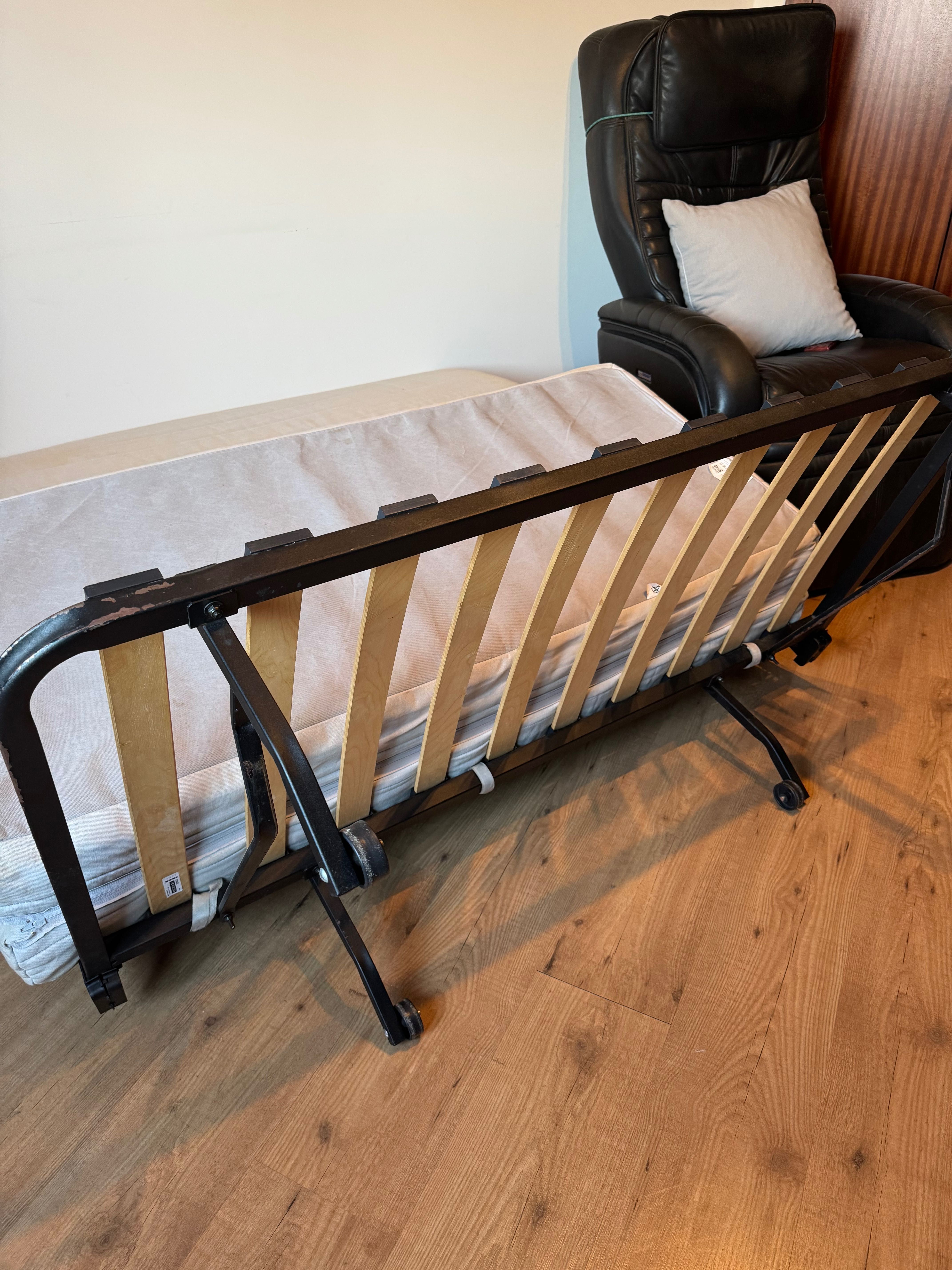 Sofá cama IKEA com capa nova e pouco uso