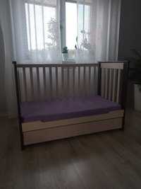 sprzedam drewniane łóżeczko dziecięce z materacem