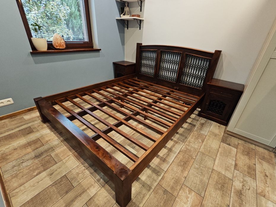 Łóżko Kolonialne Almi Decor Drewno Rama Łóżka 2 stoliki nocne materac
