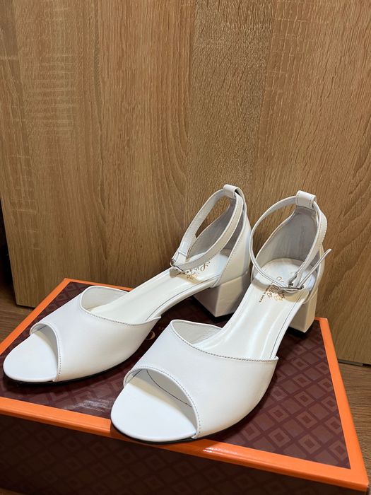 Туфлі жіночі на низькому каблуку