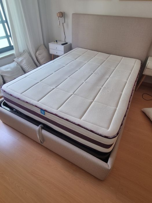 Vendo cama com cabeceira em tecido e colchão