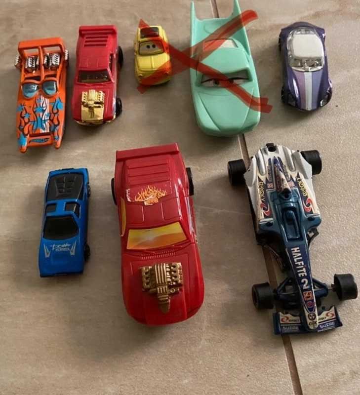Zestaw samochodzików dla dzieci Hot wheels zygzak Mc Queen itp