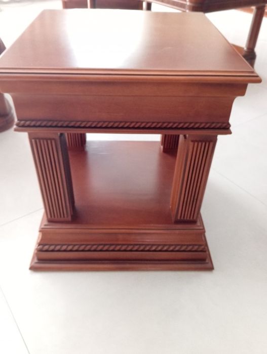 Mesa de apoio em cerejeira