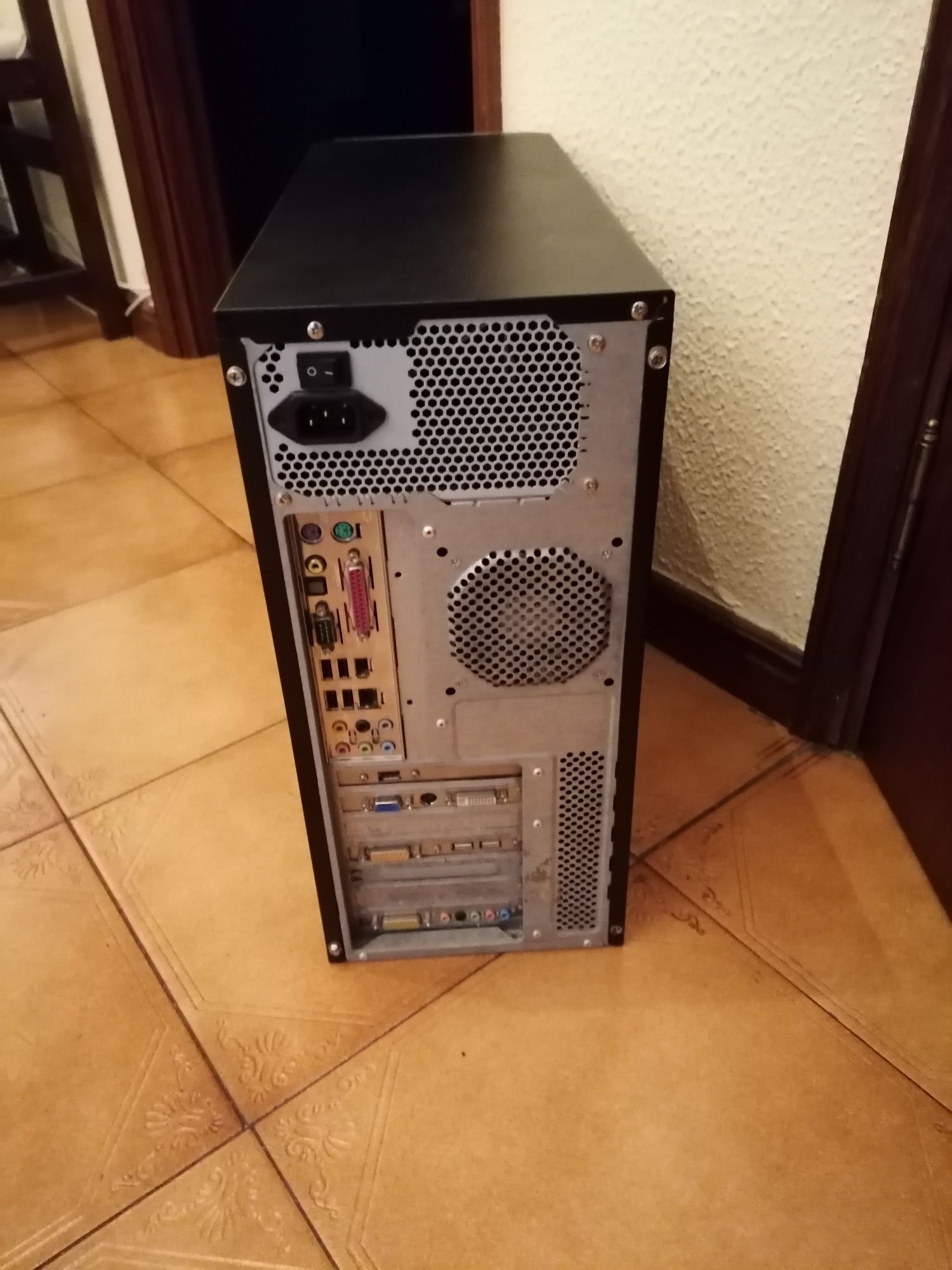 Desktop usado em boas condições