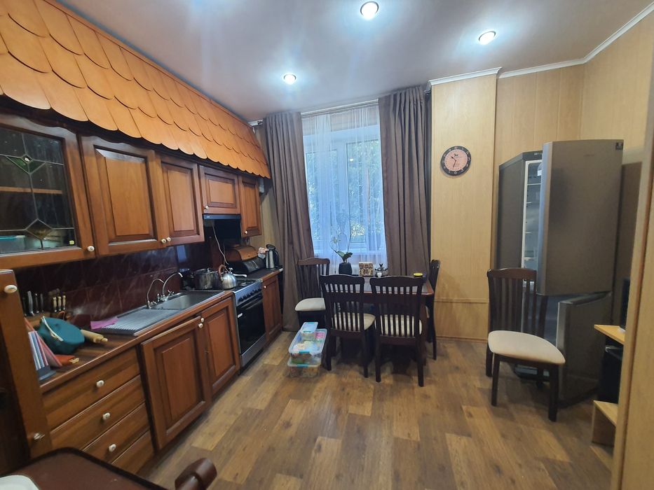 Продам 3к кв  80м2 вул Соц.містечко гарна локація 100м Київський Шлях