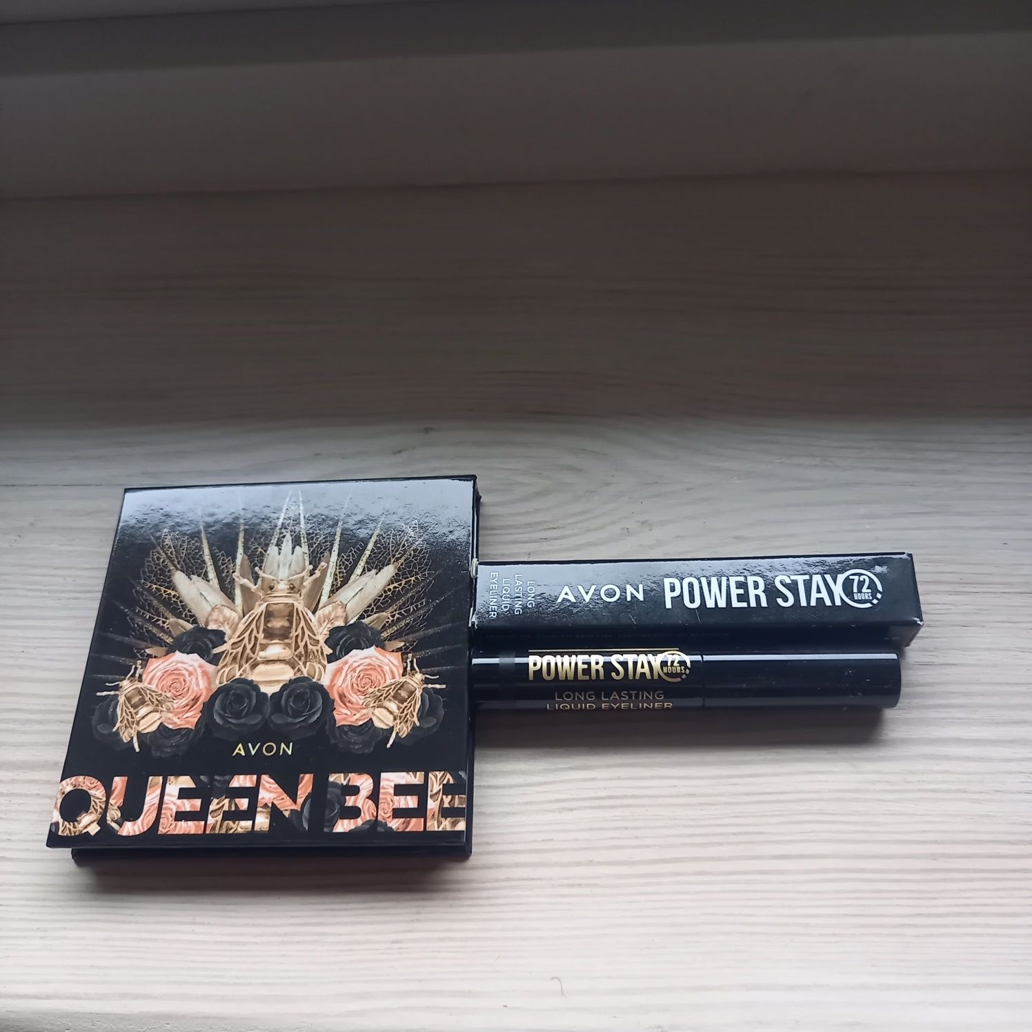 Zestaw Avon: paletka cieni Queen Bee i czarny trwały eyeliner