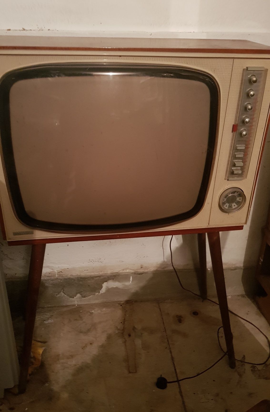 Televisão vintage  com pernas  anos 60