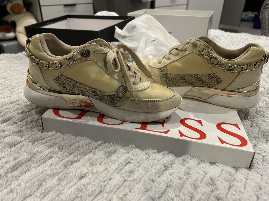Жінлчі кросівки Guess